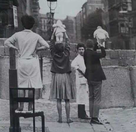 <p>Bebeklerini Doğu Berlin'deki anne babalarına gösteren aile, 1961.</p>
