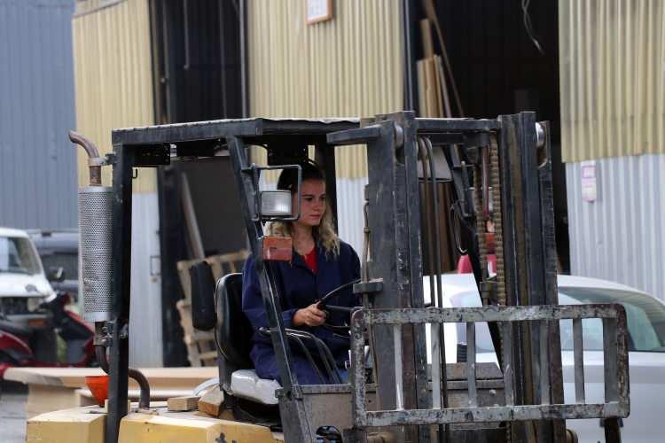 <p>Aydın'da, KOSGEB'den aldığı 110 bin liralık destekle kapı imalathanesi işine giren 24 yaşındaki Mübeccel Sinem Elbir, istihdam sağladığı 3 kişiyle üretim yapıyor.</p>
<p> </p>