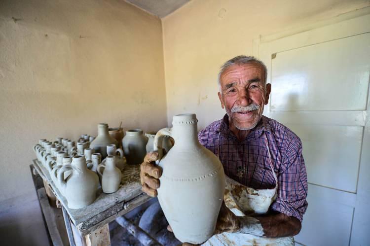 <p>Çömlekçilikte her toprağın ateşe dayanıklı olmadığını aktaran Bozkurt, şöyle konuştu:</p>
<p>"Benim kullandığım toprak, bin senedir işlenen bir toprak türüdür. Bu toprağın demir içeriği fazla. Ben bu toprağı boş zamanlarımda gidip çıkarıyorum ve atölyeye getiriyorum. Burada suyunu veriyorum ve çamur yapıyorum. </p>