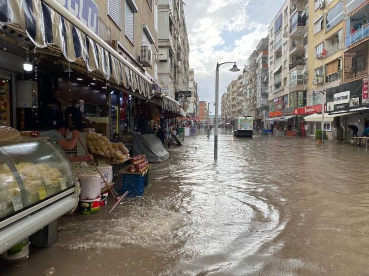 <p>Meteoroloji 2'nci B&ouml;lge M&uuml;d&uuml;rl&uuml;ğ&uuml;'n&uuml;n g&ouml;k g&uuml;r&uuml;lt&uuml;l&uuml; sağanak uyarısı sonrası beklenen yağış, saat 16.00 itibariyle İzmir'de başladı.&nbsp;</p>

<p>&nbsp;</p>
