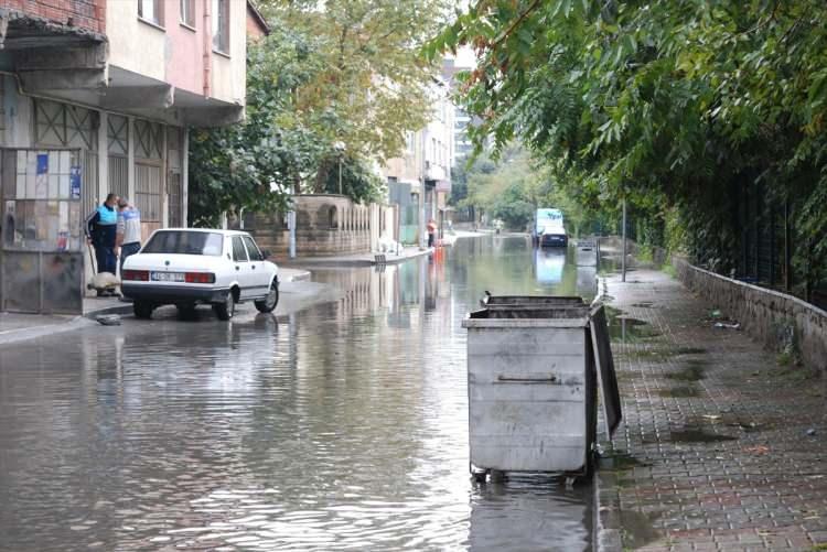 <p>İstanbul’da bazı bölgelerde sağanak yağış etkisini göstermeye başladı. Anadolu Yakası'nda yoğun yağış nedeniyle yollar göle döndü, rögar kapakları taştı, otomobiller yolda ilerlemekte zorlandı. Yağış nedeniyle bazı yolların adeta göle döndüğü görüldü.</p>

<p> </p>
