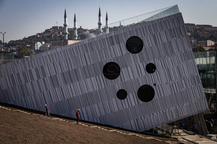 <p><strong>2023 koltuk kapasiteli salon</strong></p>
<p>Yeni CSO kampüsünün "kültür sanat adası" olarak düşünülmesi gerektiğini, konser salonundan ziyade dış mekanları ve iç kısımdaki yaşam alanlarıyla insanların vakit geçirmek isteyecekleri özel bir yer olacağını kaydeden Deliorman, şu bilgileri verdi: </p>
<p> </p>