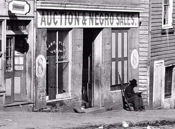 <p>Açık artırmayla kölelerin satıldığı bir dükkan, 1864.<br />
 </p>
