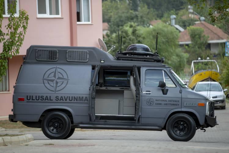<p>Firmanın Ar-Ge Koordinatörü Bekir Yalçın, AA muhabirine yaptığı açıklamada, drone veya insansız hava araçlarını sadece kolluk kuvvetlerinin kullanmadığını, bu araçlarla gözetleme, uyuşturucu, bomba, yasaklanmış madde gibi faydasız yük taşıma ve terör amaçlı uçuşlar yapılabildiğini söyledi. </p>
<p> </p>