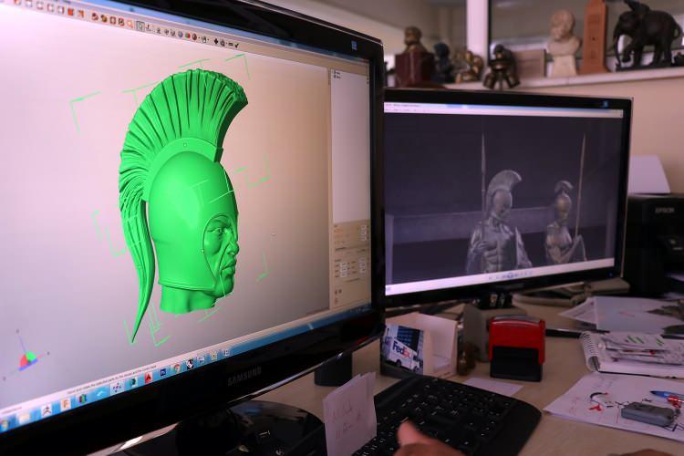 <p>Yalova-Bursa kara yolunda bulunan Efes Bronz Heykel D&ouml;k&uuml;m Şirketine ait tesisin ilk katında sanal ortamda heykel tasarımları ve 3D yazıcılarda kalıp &uuml;retimi yapılıyor. Firmada, &uuml;retim katında da geleneksel y&ouml;ntemle bronz d&ouml;k&uuml;m&uuml; ger&ccedil;ekleştiriliyor.</p>

<p>&nbsp;</p>
