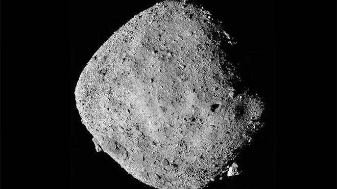 <p>Tarihi iniş öncesi Bennu’nun gizemi çözüldü NASA'nın OSIRIS-Rex uzay aracı Bennu göktaşının içinin dışından daha az yoğun olabileceğini ortaya koydu. 20 Ekim’deki tarihi iniş öncesi göktaşının tabiri caizse röntgenini çeken bilim insanları asteroidin yaşamın kimyasal yapı taşlarını içerdiğini ve bir zamanlar çok daha büyük su kaplı bir asteroidin parçası olduğunu saptadı.</p>

<p> </p>

