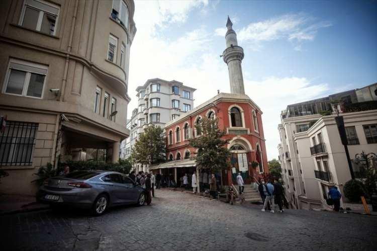 <p>Yardımseverlerden topladığı kıyafetleri kendi imkanlarıyla yıkayan Görkem, saç ve sakalı uzayanları da tıraş ediyor.</p>