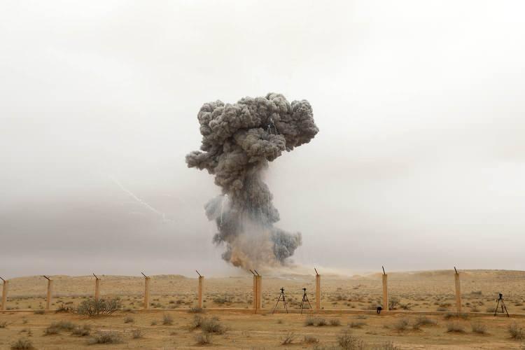 <p>Öte yandan, Libya ordu yetkilileri, patlama tehlikesi olan bu mühimmatların bulunduğu bölgelerin sakinlerine sık sık, bölge bu patlayıcılardan tamamen temizlenene kadar evlerine dönmeme çağrısı yapıyor.</p>

<p> </p>
