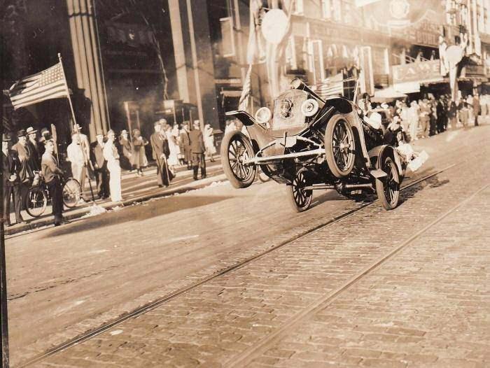 <p>1936 – Bilinen en eski araç akrobasisi fotoğrafı</p>