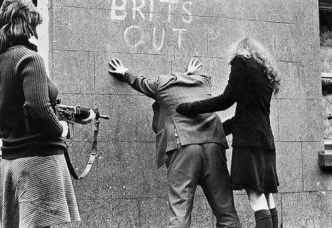 <p>IRA Mensubu Kadınlar Sokakta Arama Yapıyorlar, İrlanda Yıl 1972</p>