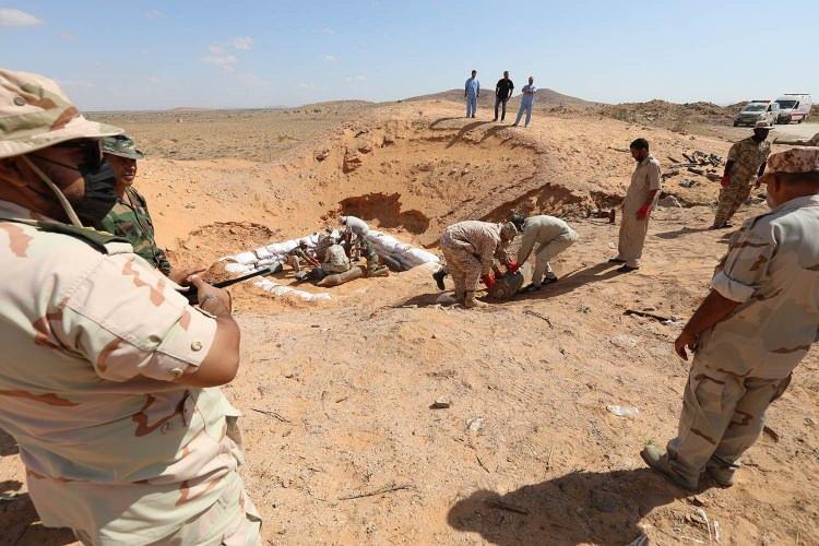 <p>Libya ordusuna bağlı mayın ve patlayıcı imha ekipleri, Trablus'un güneyindeki sivil yerleşim alanlarından temizledikleri bu patlayıcılardan 22 tonunu imha etti.</p>

<p> </p>
