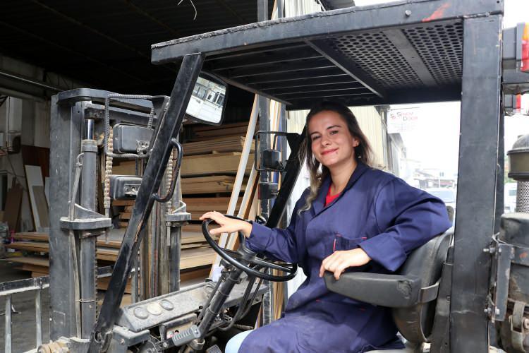 <p>Her sabah tutkunu olduğu motosikletiyle iş yerine gelen genç kadın, önlüğünü giyip tezgahın başına geçiyor. Kimi zaman makinelerle kapı kesen Erbil, çekiçle de düzeltme işlemini yapıyor.</p>
<p> </p>