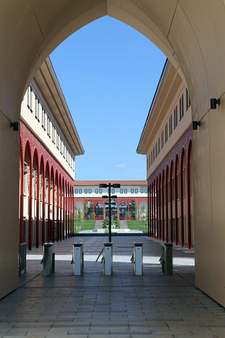 <p>Mimar Sinan'ın en &ouml;nemli eserlerinden olan &Uuml;sk&uuml;dar Atik Valide Sultan K&uuml;lliyesi yerinde incelenerek projelendirilen ve temeli 22 Ekim 2018'de atılan&nbsp;İbn Haldun &Uuml;niversitesi K&uuml;lliyesi'nin yarın&nbsp;ger&ccedil;ekleştirilecek&nbsp;1. faz a&ccedil;ılışına, Cumhurbaşkanı Recep Tayyip Erdoğan'ın katılımı bekleniyor.&nbsp;</p>
