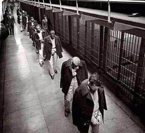 <p>Dünyanın en meşhur hapishanelerinden olan Alcatraz'dan tahliye edilen son mahkumlar, 1963.<br />
</p>