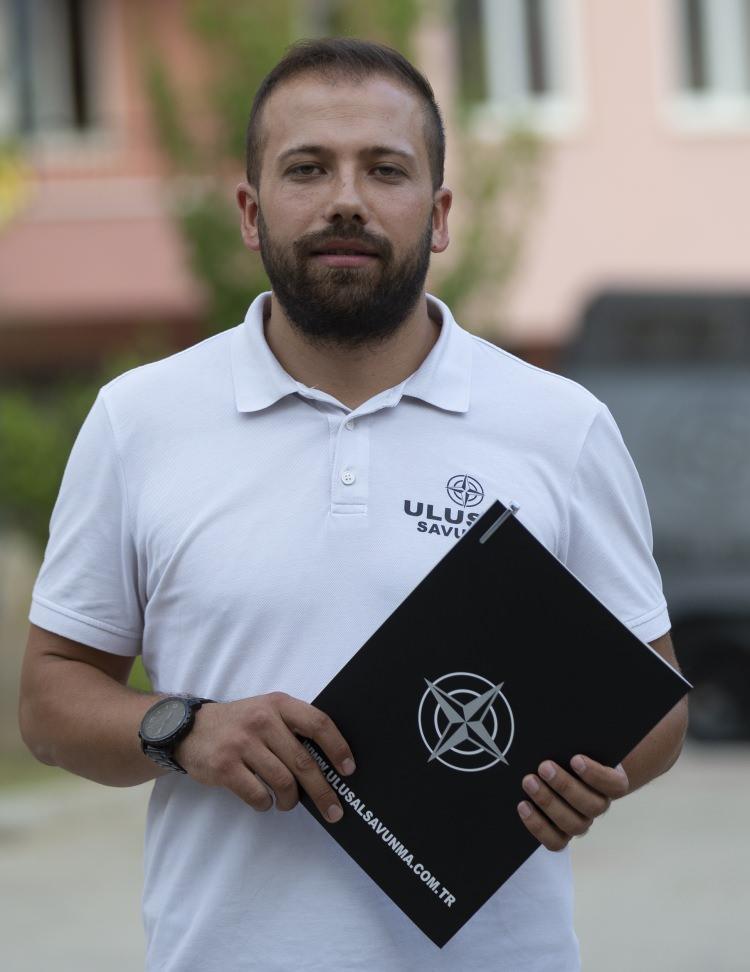 <p><strong>Yalçın, şöyle devam etti:</strong></p>
<p>"KALKA adını verdiğimiz sistem, sabit ve tüfek tarzı olanlardan farklı, drone ya da İHA algıladığında çalışan erken uyarı sistemi, mobil olarak istenilen yere taşınabilmekte. Vip transferlerde, konserlerde, mitinglerde, toplumsal olaylarda ortam güvenliğini sağlamak için geliştirilen bir cihaz. KALKA, mobil olarak dairesel algılama ve koruma sağlayan profesyonel İHA/drone algılama ve engelleme sistemi. Sistem sürekli olarak pasif tarama yapıyor, İHA/drone algılayınca çalışan ve araç içinden kontrol, izleme ve kumanda yapılabilen mobil bir sistem."</p>