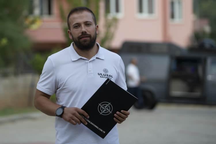 <p><strong>5 bin metreye kadar algılama yapıyor</strong></p>
<p>Radar mantığıyla çalışan sistemlerin, algılama sahasına giren canlı ve cansız nesnelerde uyarı verebildiğini anlatan Yalçın, KALKA'nın ise sadece İHA ve drone tehditlerine karşı algılama yapıp, uyarı verdiğini söyledi.</p>
<p>Yalçın, KALKA'nın 7/24 esasına göre çalışmadığını, sadece drone veya İHA algıladığında devreye girdiğine dikkati çekerek, sistemin sürekli çalıştığı takdirde internet ve benzeri bazı iletişim araçlarının kullanımında sıkıntı yaşanacağını bildirdi.</p>
<p>Sistemin mobil kullanımının yanı sıra sabit korunması gereken tesis, kurum veya kuruluşların kullanımına sunulabildiğini belirten Yalçın, "Mobil veya sabit olarak kullanıma sunulan sistem otonom mod aktifken personele gerek kalmaksızın verileri kayıt altına alarak algılama ve engelleme yapabilir. Coğrafi koşullara göre 5 bin metreye kadar algılama, 5 bin metreye kadar da engelleme yapma kabiliyetine sahip. Sürü halinde yapılan drone saldırılarına karşı da etkin çözüm sunmakta." diye konuştu.</p>