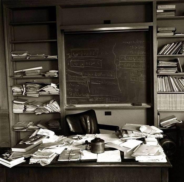 <p>Albert Einstein'in masası, ölümünden birkaç saat sonra, aynen bıraktığı gibi…New Jersey, Nisan 1955.</p>