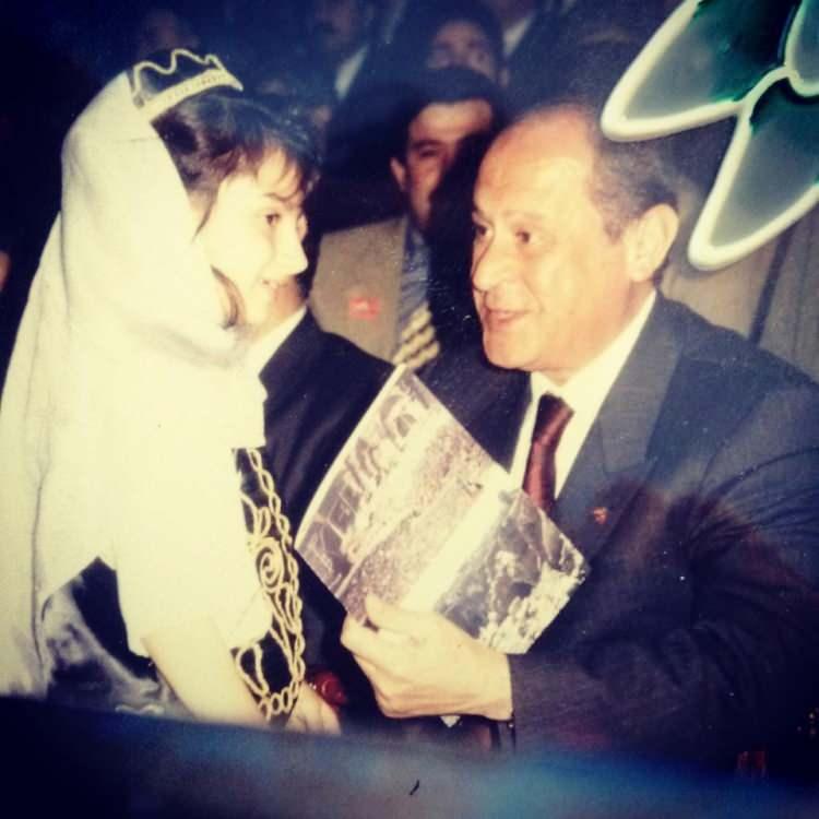 <p>Devlet Bahçeli'ye "Kerkük" dergisi hediye edilirken - 1997</p>

<p> </p>
