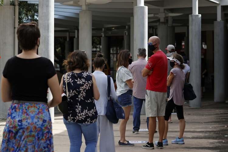 <p>Ohio eyaletinde ise 2,4 milyon kişi posta yoluyla oy kullanımı talep ederken, bu rakam 2016 yılına göre 2 kat artış gösterdi. </p>