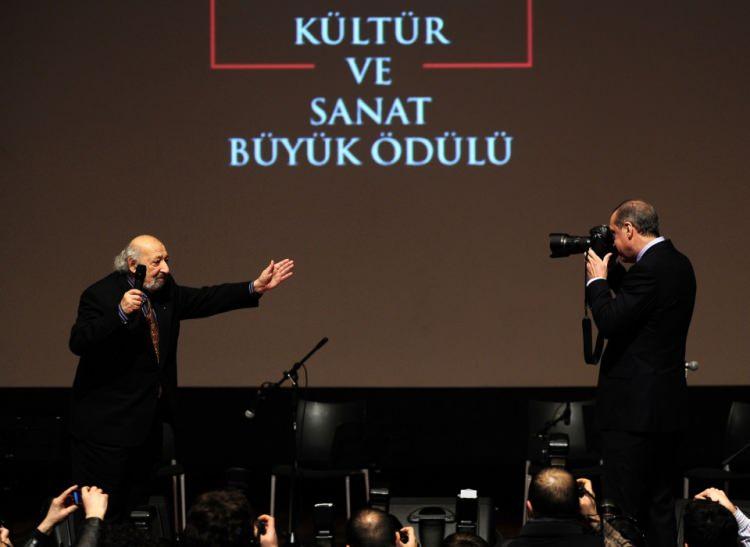 <div>Başbakan Recep Tayyip Erdoğan, Kültür ve Turizm Bakanlığı 2011 yılı Kültür ve Sanat Büyük Ödülleri'nin Lütfi Kırdar Kongre Merkezi'nde düzenlenen ödül törenine katıldı. Erdoğan Ara Güler'e ödülünü takdim ettikten sonra Güler'in fotoğrafını çekti.</div>
<div> </div>