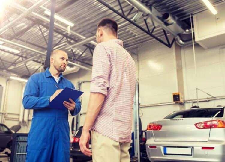 <p>Yakıtı kesseniz de motor içindeki yağı da kullanabileceği için motoru durdurmanız zor olabilir. Yakıtı kesmek için ise yakıt filtresinden çıkan hortumu hızlıca çekmeniz yeterli.</p>
