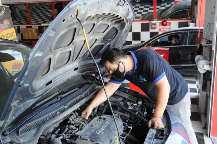 <p><strong>DIESEL RUNAWAY NASIL DURDURULUR?</strong><br />
<br />
Diesel Runaway’e girmiş bir motoru durdurmanın üç yolu var. Birincisi yakıtı kesmek, ikincisi ise oksijeni kesmek, üçüncüsü en yüksek vitese almak.</p>
