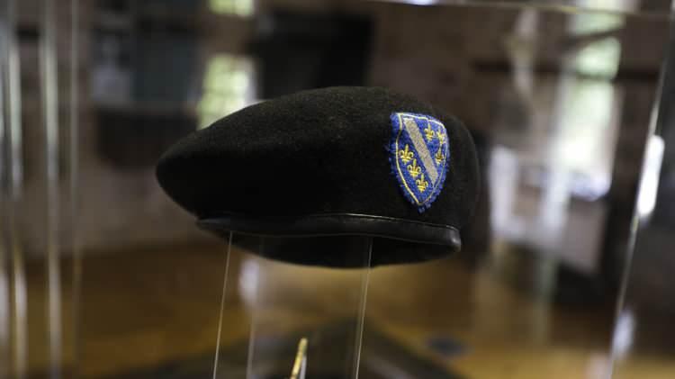 <p>- "Dedem benim idolüm"</p>
<p>Dedesi Aliya'nın, kendisinin idolü olduğunu vurgulayan Dizdarevic, "Onun torunu olmaktan ve adını taşıyan müzede düzenlenen faaliyetler aracılığıyla hayatını adadığı ahlaki değerleri daha geniş kitlelere duyurabilmekten dolayı da gururluyum." dedi.</p>