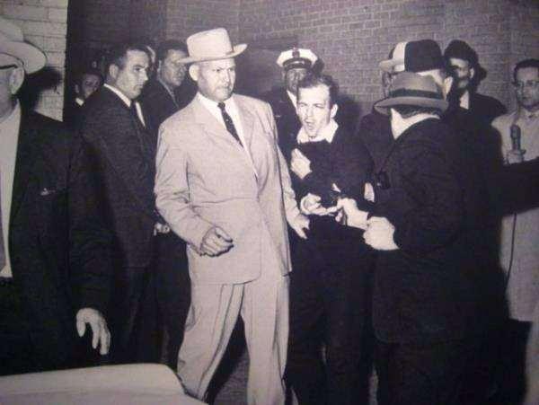 <p>Jack Ruby, ABD Başkanı John F. Kennedy'nin katil zanlısı Lee Harvey Oswald mahkemeye götürülürken kameralar karşısında öldürdü.</p>
