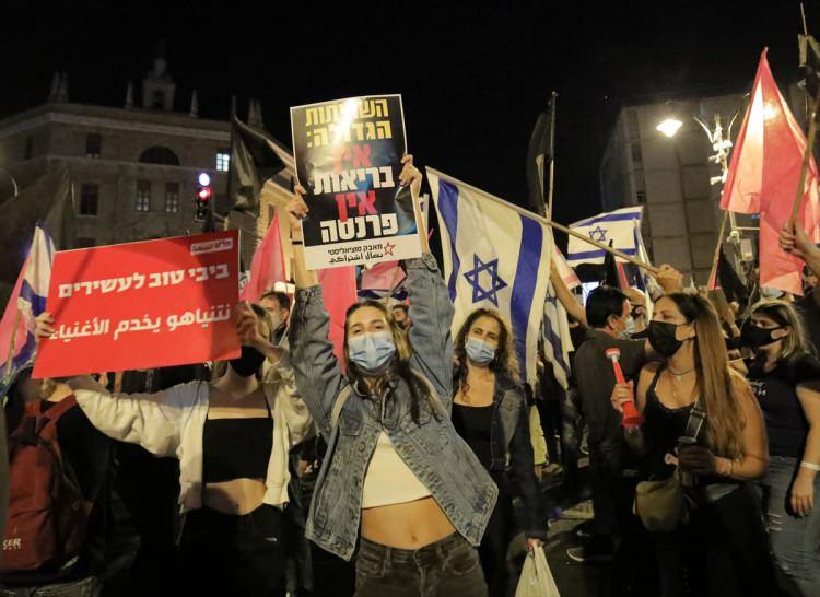 <p>Hakkındaki yolsuzluk davası ve Kovid-19 sürecini yönetemediği gerekçesiyle Netanyahu’nun istifası için düzenlenen gösterilerin en önemli adresi Batı Kudüs’teki Başbakanlık konutu oldu.</p>

<p> </p>
