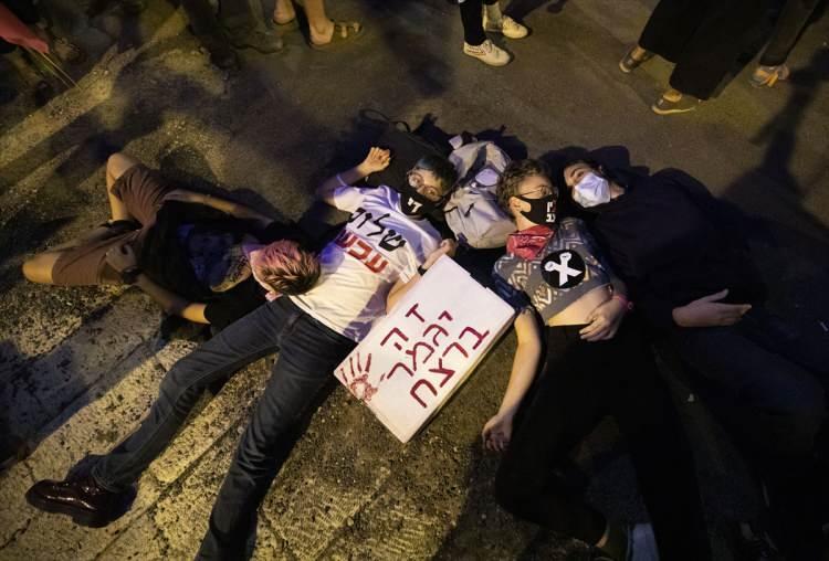 <p>İsrail’de 4 ayı aşkındır, Kovid-19 salgınını kötü yönettiği ve hakkındaki yolsuzluk davası nedeniyle Netanyahu’nun istifası için gösteriler düzenleniyor. </p>