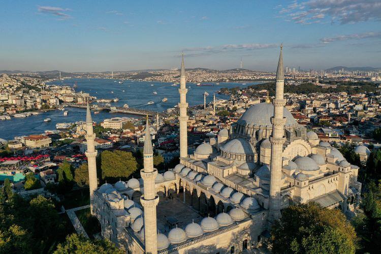 <p>Mimar Sinan, Kanuni Sultan S&uuml;leyman tarafından verilen anahtarla, devletin ileri gelenlerinin bulunduğu bir t&ouml;rende dualarla "Ya Fettah" diyerek 15 Ekim 1557'de k&uuml;lliyeyi hizmete a&ccedil;tı.</p>

<p>&nbsp;</p>
