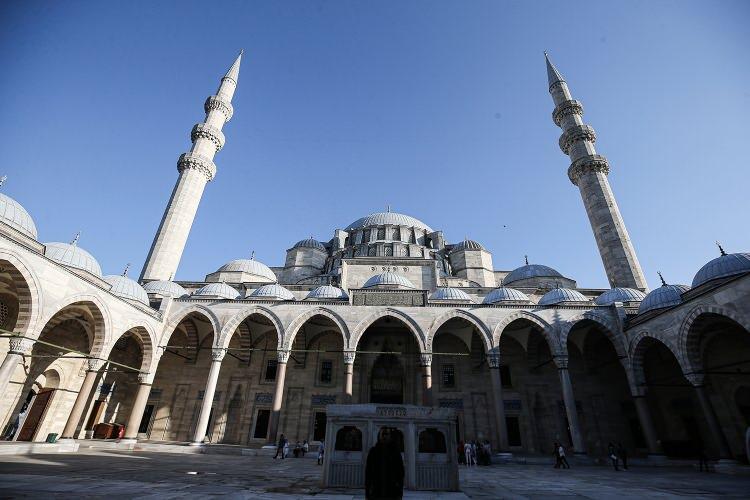 <p><strong>K&uuml;lliye 15 b&ouml;l&uuml;mden oluşuyor</strong><br />
<br />
K&uuml;lliye, cami, Rabi Medresesi, Salis Medresesi, Evvel Medresesi, Sani Medresesi, Tıp Medresesi, Kanuni Sultan S&uuml;leyman T&uuml;rbesi, H&uuml;rrem Sultan T&uuml;rbesi, t&uuml;rbedar odası, dar&uuml;şşifa, dar&uuml;zziyafe, Dar&uuml;lhadis Medresesi, tabhane, Mimar Sinan T&uuml;rbesi ve hamam olmak &uuml;zere 15 b&ouml;l&uuml;mden oluşuyor.</p>
