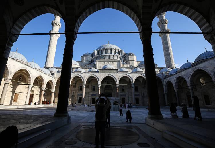 <p>K&uuml;lliyenin hi&ccedil; kuşkusuz en &ouml;nemli b&ouml;l&uuml;m&uuml;n&uuml; heybetin ve zarafetin b&uuml;t&uuml;nleştiği S&uuml;leymaniye Camisi oluşturuyor.</p>

<p>&nbsp;</p>
