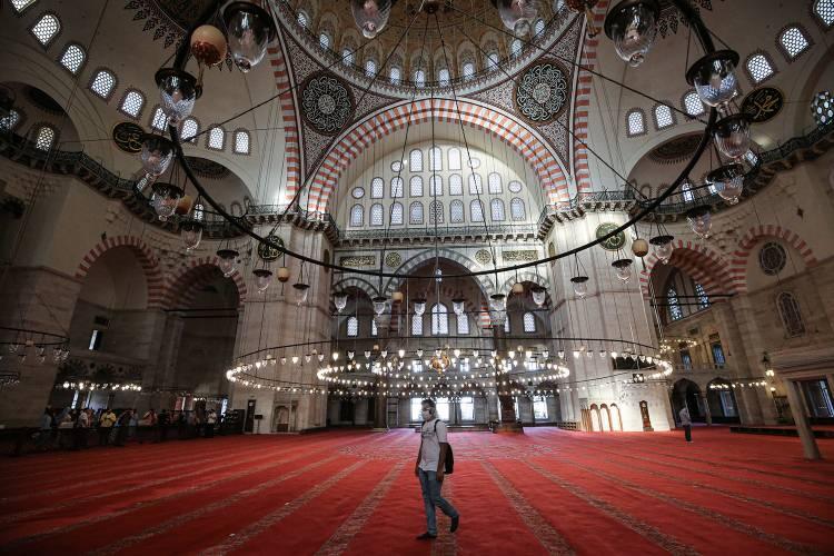 <p>Mimar Sinan'ın diğer eserlerinde olduğu gibi S&uuml;leymaniye Camisi de sadeliği ihtişama d&ouml;n&uuml;şt&uuml;rebilmiş mabetlerden biri.</p>

<p>&nbsp;</p>
