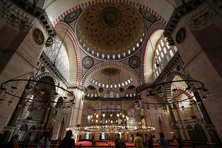 <p>Caminin kitabelerinde kullanılan s&uuml;slemeler ile bezemeler, başlı başına birer estetik harikası.</p>

<p>&nbsp;</p>
