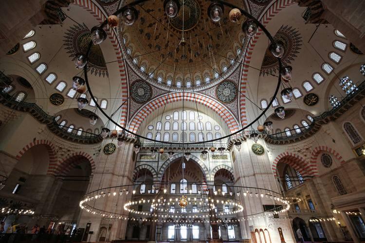 <p>Mihrabın iki yanındaki pencerelerde &ccedil;ini madalyonlarda Fetih Suresi, caminin ana kubbesinde ise Nur Suresi yazılı.&nbsp;</p>

<p>&nbsp;</p>
