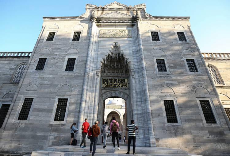 <p>Camideki yazılar meşhur hattat Ahmed Karahisari Şemseddin Efendi ve talebesi Hasan &Ccedil;elebi tarafından yazıldı.&nbsp;Daha sonra kazasker Mustafa Efendi de bazı yazılar ilave etti.</p>
