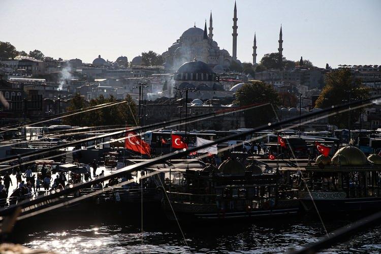 <p>Yaklaşık 30'ar tonluk ve d&ouml;rt halifeye adanan 4 fil ayağı, caminin 26,50 metre &ccedil;apında ve 53 metre y&uuml;kseklikteki kubbesini taşıyor.&nbsp;D&ouml;rt minare, Kanuni Sultan S&uuml;leyman'ın İstanbul'un fethinden sonraki 4. on şerefe ise Osmanlı'nın 10. padişahı olduğunu simgeliyor.</p>
