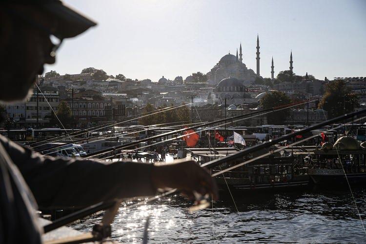 <p>Evvel ve Sani Medresesinin &uuml;st&uuml;nde S&uuml;leymaniye kitaplığı yer alıyor. K&uuml;lliyenin g&uuml;neydoğu k&ouml;şesinde S&uuml;leymaniye hamamı, kuzeyinde dar&uuml;şşifa ve bimarhane mevcut.</p>

<p>&nbsp;</p>

<p>&nbsp;</p>
