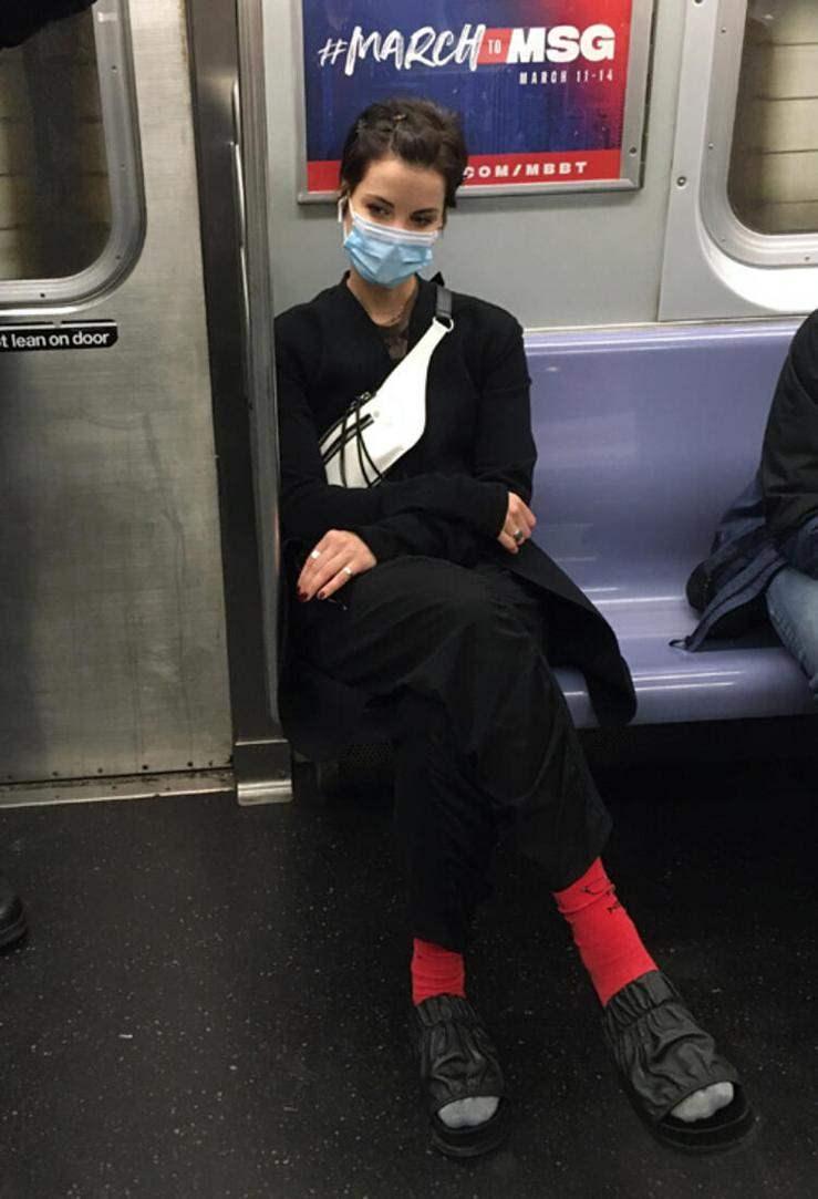 <p>Hollywod yıldızı Jaimie Alexander, metroda terlik ve çoraplarıyla görüntülendi.</p>
