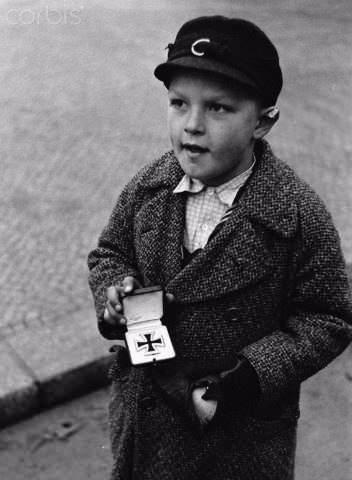 <p>Berlin 1945 – Bir Alman çocuk sigara için babasının Demir Hacını satmaya çalışırken</p>