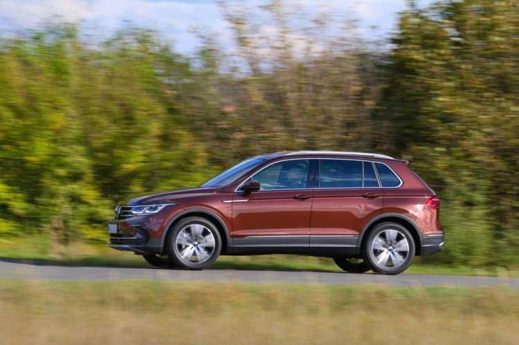 <p><strong>YENİ DONANIM SEVİYELERİ: LİFE, ELEGANCE VE R-LİNE</strong></p>

<p>Donanım seçenekleri de değişen Tiguan'ın Türkiye'de Life, Elegance ve R-Line olmak üzere 3 farklı versiyonla satışa sunulduğu belirtildi.</p>

<p> </p>
