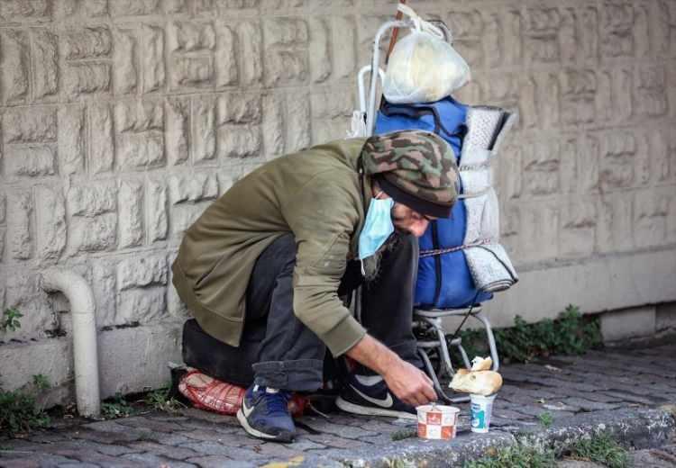 <p>Görkem, evsizlerin kullanması için caminin alt katına banyo yaptırdı. Her cumartesi sabahı ise cami önünde sıcak yemek ikramında bulunuyor.</p>