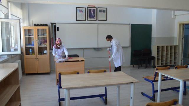 <p>Yüz yüze eğitimde dersler 30 dakika, teneffüsler ise 10 dakika olacaktır.<br />
Çocuğunu okula göndermek istemeyen velinin yazılı onayı alınacak ve okula gelmeyen öğrenciler devamsız sayılmayacaktır.<br />
Yüz yüze işlenemeyen dersler uzaktan eğitim yoluyla işlenecektir.<br />
Okul kantinleri kapalı olacaktır.</p>
<p> </p>