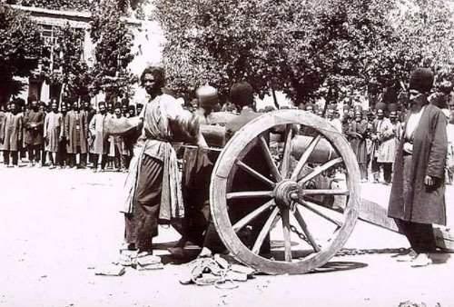 <p>Biraz sonra ateşlenecek bir topun önüne bağlanarak infaz edilmeyi bekleyen İran'lı adam, 19. yüzyılın sonları.<br />
 </p>
