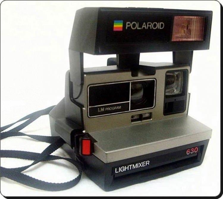 <p>Çektiğiniz fotoğrafı anında basıp veren Polaroid fotoğraf makinesi</p>
<p> </p>