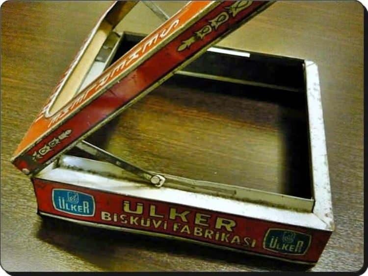 <p>Ülker bisküvi kutusu</p>

<p> </p>
