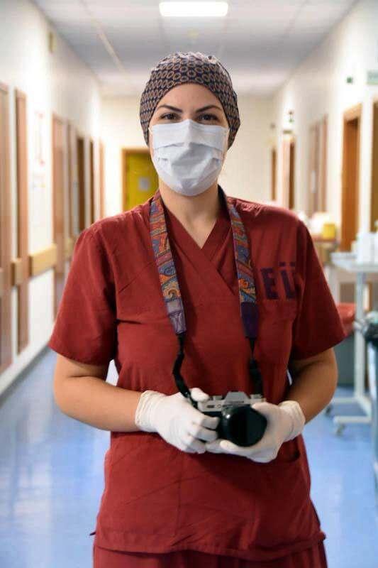 <p>Dokuz Eylül Üniversitesi Hastanesi'nin pandemi servisinde görev yapan İç Hastalıkları Anabilim Dalı Asistanı Dr. Burcu Çoban, salgının başladığı mart ayından itibaren hobisi olan fotoğrafçılığı mesaisi dışındaki saatlerde hastanede deneyimlemeye başladı.</p>

<p> </p>
