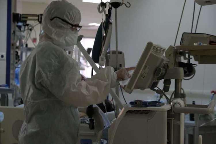 <p>Koronavirüs salgını ilk başladığında sağlık çalışanları olarak zorluk yaşadıklarını aktaran Dr. Çoban, "Tüm hekimlerde bir bilinmezlik vardı. Çünkü yeni bir virüsle karşı karşıyaydık ve hastaları nasıl yönlendireceğimiz konusuna hakim değildik. Zaman içerisinde hastalarla ilgili tecrübe ettik bu hastalığı. Başlarda zorlu bir süreçti ancak sistemimizi oturttuktan sonra tüm sağlık çalışanlarımızla birlikte pandemi servisinde özveriyle çalışmaya devam ediyoruz.</p>

<p> </p>
