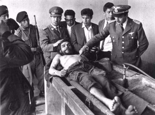 <p>Che Guavera`nın Cesedi İle Poz Veren Bolivya Yetkilileri, 1967</p>